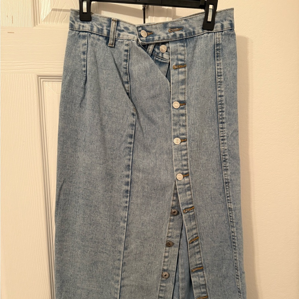 Denim skirt with buttons